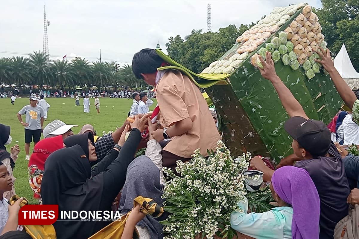 Sambut Ramadan, Ribuan Warga Padati Tradisi Grebeg Apem di Alun-alun Jombang