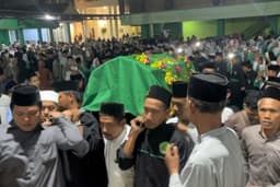 Ketua Umum Fatayat NU Wafat, Ribuan Santri di Jombang Iringi Pemakaman
